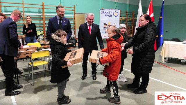 Ponad 100 laptopów trafiło do dzieci ze wsi Grzędzice w gminie Stargard w ramach rządowego projektu wsparcia rodzin dzieci z terenów popegeerowskich. Fot. Marcin Kokolus 