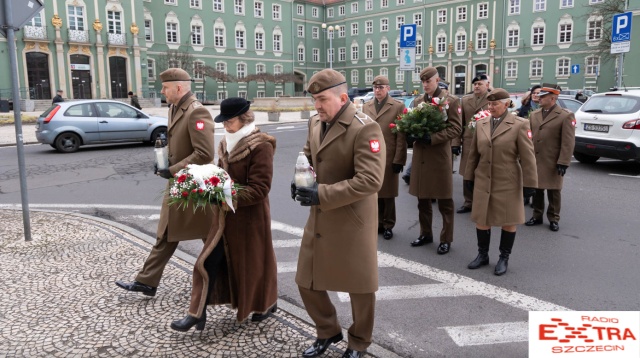 Radni oraz żołnierze WOT-u, 12 Dywizji Zmechanizowanej i Korpusu NATO w Szczecinie złożyli kwiaty pod tablicą zawieszoną na ścianie urzędu, która upamiętnia żołnierzy Armii Krajowej. Fot. Robert Stachnik 