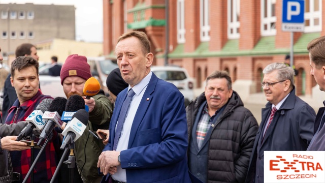 Robert Telus, minister rolnictwa spotkał się z rolnikami protestującymi w Szczecinie. Fot. Robert Stachnik 