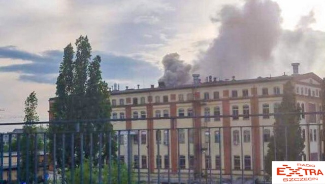 Około godziny 19.00 w szczecińskiej fabryce czekolady Gryf pojawił się ogień. Fot. Julia Nowicka 