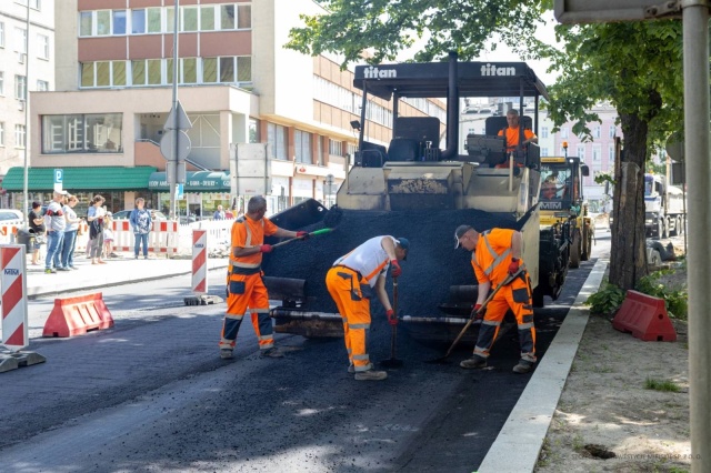 Na Placu Zwycięstwa w Szczecinie rozpoczęły się prace związane budową nawierzchni nowej jezdni. Źródło: https://wiadomosci.szczecin.eu/ 