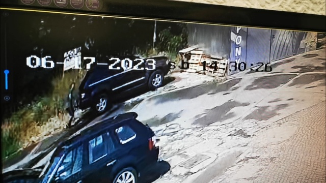 Strażnicy ukarali mężczyznę podrzucającego śmieci. Fot. https://wiadomosci.szczecin.eu 
