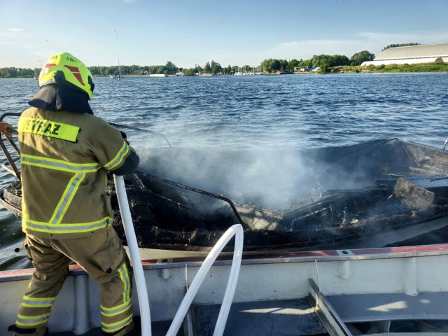 Sześć osób zostało poszkodowanych w pożarze jachtu, który pływał w okolicach Stepnicy. Fot. https://www.facebook.com/ospstepnica 