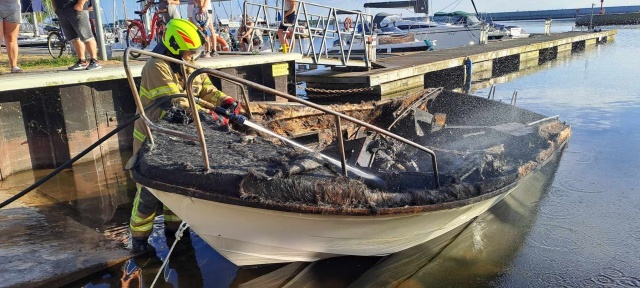 Sześć osób zostało poszkodowanych w pożarze jachtu, który pływał w okolicach Stepnicy. Fot. https://www.facebook.com/ospstepnica 