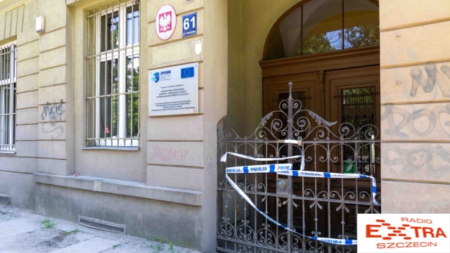 Trzy kobiety zostały poszkodowane po wybuchu, do którego doszło około godziny 16.00 w pracowni graficznej Akademii Sztuki, przy ulicy Kolumba w Szczecinie. Fot. Robert Stachnik 