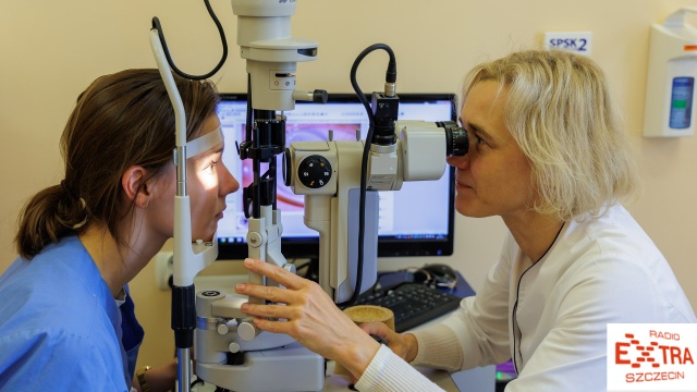 Prof. Anna Machalińska jako jedyna w kraju i to na szeroką skalę w sposób mało inwazyjny przywraca pacjentom ostrość wzroku poprzez przeszczep jednej z błon rogówki – błony Descemeta. Fot. Robert Stachnik 