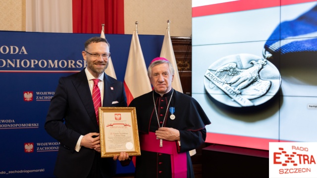 Wojewoda zachodniopomorski, Zbigniew Bogucki wręczył państwowe medale i odznaczenia osobom, które w różny sposób przysłużyły się Polsce. Fot. Robert Stachnik 