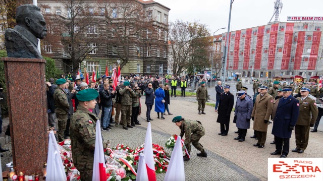 Miejskie obchody z udziałem między innymi władz miasta, województwa, radnymi rozpoczęły się o godzinie 15 na placu Szarych Szeregów przed popiersiem marszałka Józefa Piłsudskiego. Fot. Robert Stachnik 