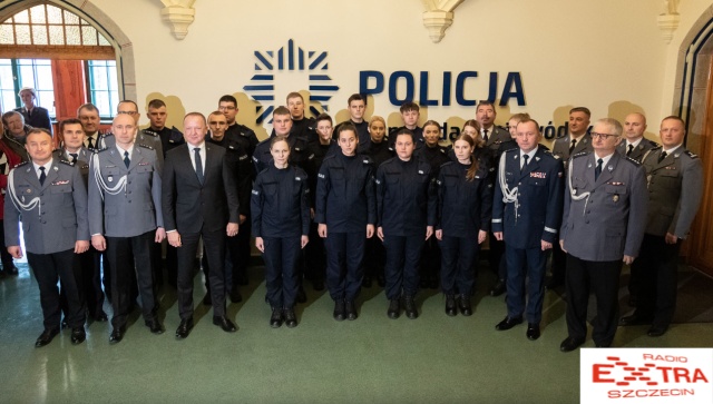 Kilkunastu nowych policjantów złożyło ślubowanie w Szczecinie. Fot. Robert Stachnik 