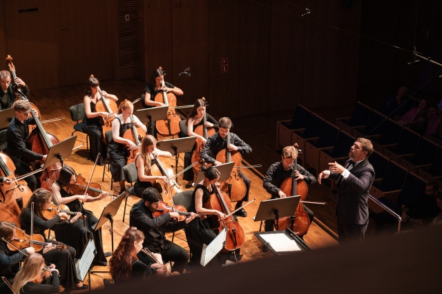 Przemysław Neumann dyryguje International Lutosławski Youth Orchestra 2024 w Europejskim Centrum Muzyki Krzysztofa Pendereckiego w Lusławicach. Fot. Piotr Nykowski Przemysław Neumann | „Nikt mnie nie przekonywał, żebym został dyrygentem...” [SPOTKANIE z ARTYSTĄ, ZDJĘCIA]