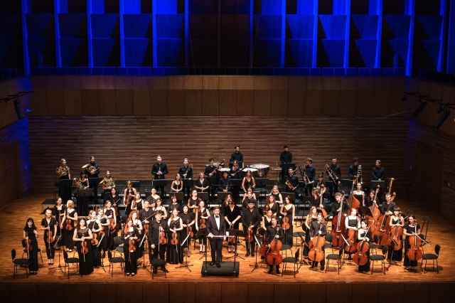 International Lutosławski Youth Orchestra 2024 pod batutą Przemysława Neumanna przyjmuje gorące brawa publiczności w Europejskim Centrum Muzyki Krzysztofa Pendereckiego w Lusławicach. Fot. Piotr Nykowski Przemysław Neumann | „Nikt mnie nie przekonywał, żebym został dyrygentem...” [SPOTKANIE z ARTYSTĄ, ZDJĘCIA]