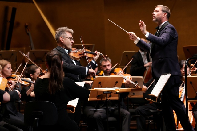 Przemysław Neumann – dyrygent (od prawej) i Bartłomiej Nizioł z Orkiestrą Symfoniczną Filharmonii im. Mieczysława Karłowicza. Koncert inaugurujący sezon artystyczny 2024/2025 Filharmonii w Szczecinie. Fot. Cezary Aszkiełowicz Przemysław Neumann | „Nikt mnie nie przekonywał, żebym został dyrygentem...” [SPOTKANIE z ARTYSTĄ, ZDJĘCIA]