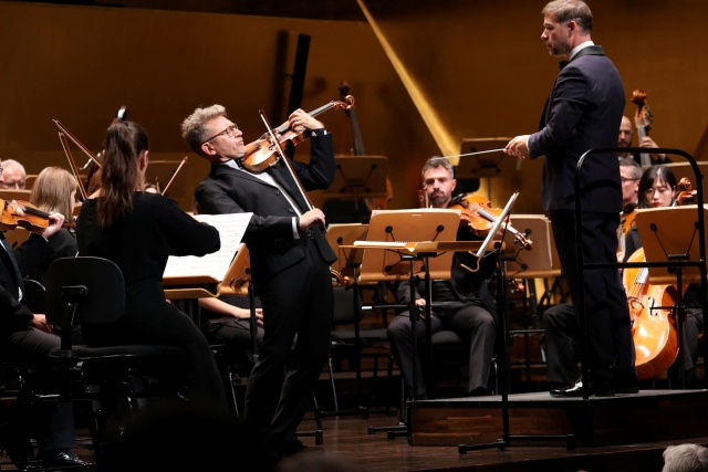 Skrzypek Bartłomiej Nizioł z Orkiestrą Symfoniczną Filharmonii im. Mieczysława Karłowicza pod dyrekcją Przemysława Neumanna. Fot. Cezary Aszkiełowicz Bartłomiej Nizioł zainaugurował sezon artystyczny 2024/2025 Filharmonii w Szczecinie [ROZMOWA z ARTYSTĄ]