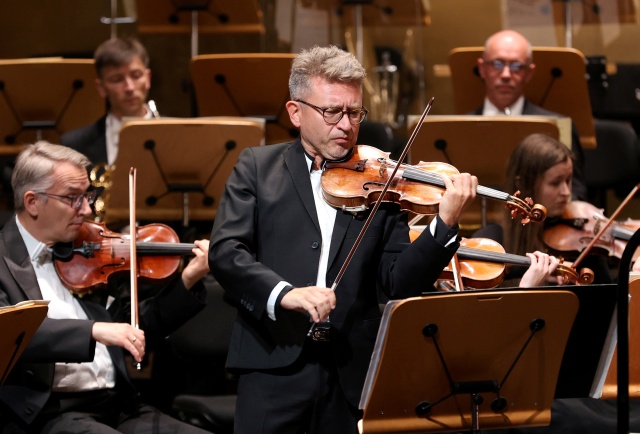 Skrzypek Bartłomiej Nizioł z Orkiestrą Symfoniczną Filharmonii im. Mieczysława Karłowicza pod dyrekcją Przemysława Neumanna. Koncert inaugurujący sezon artystyczny 2024/2025 Filharmonii w Szczecinie. Fot. Cezary Aszkiełowicz Bartłomiej Nizioł | „Ocalić od zapomnienia... W Szczecinie zagrałem V Koncert skrzypcowy e-moll Feliksa Janiewicza...” [ROZMOWA z ARTYSTĄ, ZDJĘCIA]