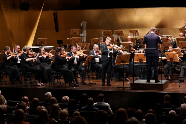 Skrzypek Bartłomiej Nizioł z Orkiestrą Symfoniczną Filharmonii im. Mieczysława Karłowicza pod dyrekcją Przemysława Neumanna. Koncert inaugurujący sezon artystyczny 2024/2025 Filharmonii w Szczecinie. Fot. Cezary Aszkiełowicz Bartłomiej Nizioł | „Ocalić od zapomnienia... W Szczecinie zagrałem V Koncert skrzypcowy e-moll Feliksa Janiewicza...” [ROZMOWA z ARTYSTĄ, ZDJĘCIA]