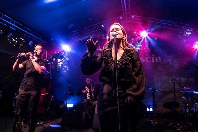 Katarzyna Blat – śpiew (od prawej) i Mateusz Chmiel (klarnet) z Rzeszów Klezmer Band. Fot. Filip Fijałkowski Rzeszów Klezmer Band po koncercie w szczecińskich Ogrodach Śródmieście [SPOTKANIE z ARTYSTAMI, ZDJĘCIA]