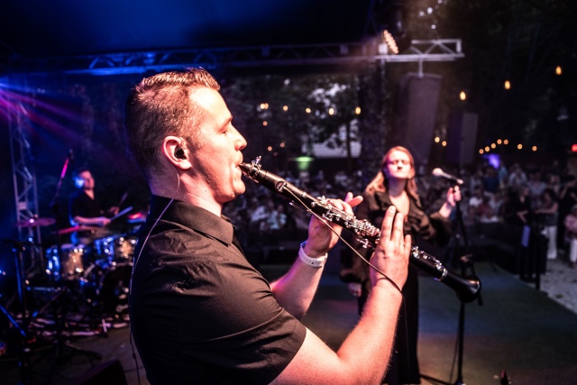 Mateusz Chmiel (klarnet) z Rzeszów Klezmer Band. Fot. Filip Fijałkowski Rzeszów Klezmer Band po koncercie w szczecińskich Ogrodach Śródmieście [SPOTKANIE z ARTYSTAMI, ZDJĘCIA]