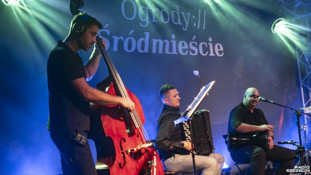 Wojciech Jajuga – kontrabasista (od lewej), Dariusz Kot (akordeon) i Adeb Chamoun (instrumenty perkusyjne) z Rzeszów Klezmer Band. Fot. Wojciech Ochrymiuk [Radio Szczecin] Rzeszów Klezmer Band po koncercie w szczecińskich Ogrodach Śródmieście [SPOTKANIE z ARTYSTAMI, ZDJĘCIA]