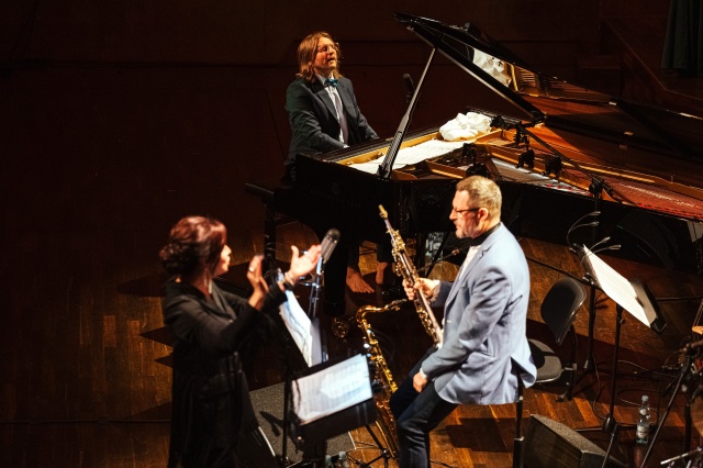 Leszek Możdżer – pianista, kompozytor, aranżer przy fortepianie i Sylwia Fabiańczyk-Makuch – dyrygentka (od lewej) oraz Maciej Sikała – saksofonista w Filharmonii im. Mieczysława Karłowicza w Szczecinie. Fot. Hubert Grygielewicz Sylwia Fabiańczyk-Makuch | „Psalmy Dawidowe w wizji Leszka Możdżera były najtrudniejszym projektem Chóru...” [ROZMOWA, ZDJĘCIA]