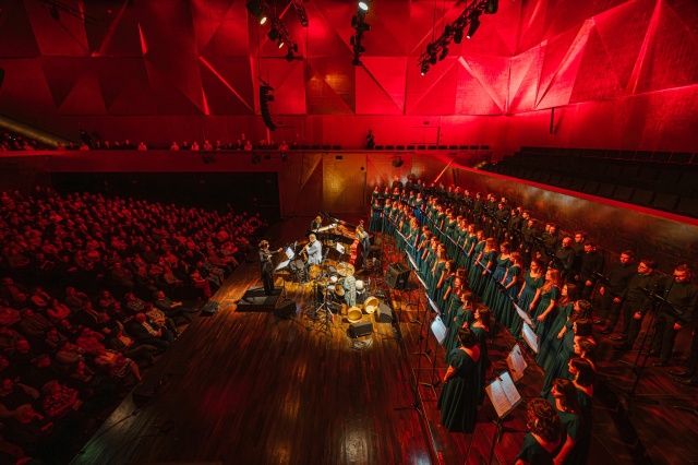 Zespół Leszka Możdżera i Chór Politechniki Morskiej w Szczecinie pod dyrekcją Sylwii Fabiańczyk-Makuch w Filharmonii im. Mieczysława Karłowicza w Szczecinie. Fot. Hubert Grygielewicz Sylwia Fabiańczyk-Makuch | „Psalmy Dawidowe w wizji Leszka Możdżera były najtrudniejszym projektem Chóru...” [ROZMOWA, ZDJĘCIA]