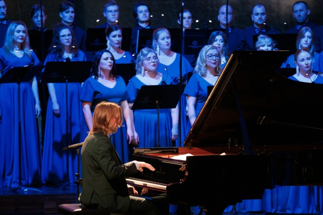 Leszek Możdżer – pianista, kompozytor, aranżer w Filharmonii im. Mieczysława Karłowicza w Szczecinie. Fot. Hubert Grygielewicz Sylwia Fabiańczyk-Makuch | „Psalmy Dawidowe w wizji Leszka Możdżera były najtrudniejszym projektem Chóru...” [ROZMOWA, ZDJĘCIA]