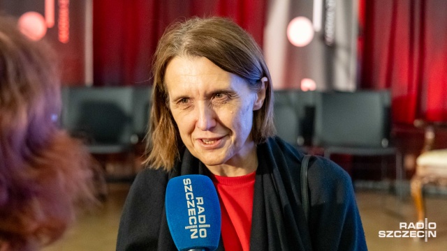 Hanna Wróblewska – minister kultury i dziedzictwa narodowego udziela wywiadu Dorocie Zamolskiej. Fot. Robert Stachnik [Radio Szczecin] Anda Rottenberg | „...Zostałam uhonorowana tytułem doktora honoris causa przez najlepszą uczelnię artystyczną w Polsce” [POSŁUCHAJ, ZDJĘCIA]