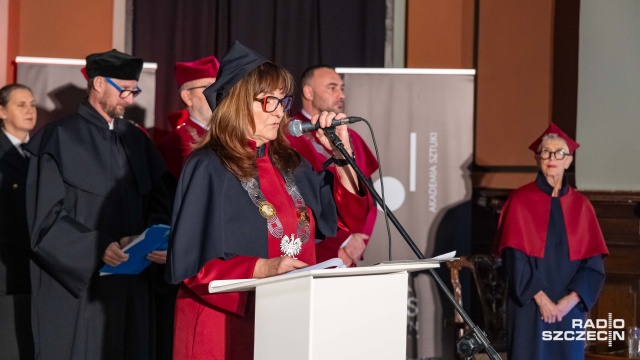 Dr hab. Mirosława Jarmołowicz, prof. AS – rektor Akademii Sztuki w Szczecinie otwiera ceremonię nadania tytułu doktora honoris causa Andzie Rottenberg. Fot. Robert Stachnik [Radio Szczecin] Anda Rottenberg | „...Zostałam uhonorowana tytułem doktora honoris causa przez najlepszą uczelnię artystyczną w Polsce” [POSŁUCHAJ, ZDJĘCIA]