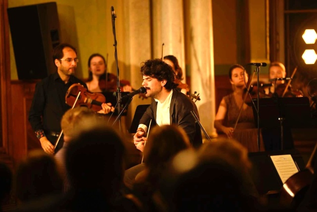 Konrad Słoka z Baltic Neopolis Orchestra. Fot. Materiały prasowe BNO Konrad Słoka | „W średniej szkole muzycznej założyłem punkowy zespół...” [ROZMOWA z ARTYSTĄ, ZDJĘCIA]