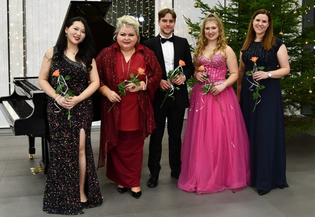 Liu Yaxuan (od lewej), prof. Sylwia Burnicka-Kalischewska, Piotr Figielski, Weronika Włodarczyk i Agnieszka Barańska w Bürgersaal Zamku Książąt Pomorskich w Ueckermünde. Fot. Kati Depoorter Studenci Wydziału Wokalnego Akademii Sztuki koncertują w Niemczech [ROZMOWA, ZDJĘCIA]