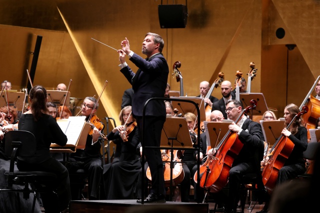 Przemysław Neumann dyryguje Orkiestrą Symfoniczną Filharmonii im. Mieczysława Karłowicza i Chórem Politechniki Morskiej w Szczecinie. Fot. Cezary Aszkiełowicz Merry Christmas z Chórem Politechniki Morskiej i Orkiestrą Symfoniczną Filharmonii w Szczecinie [ROZMOWA, ZDJĘCIA]