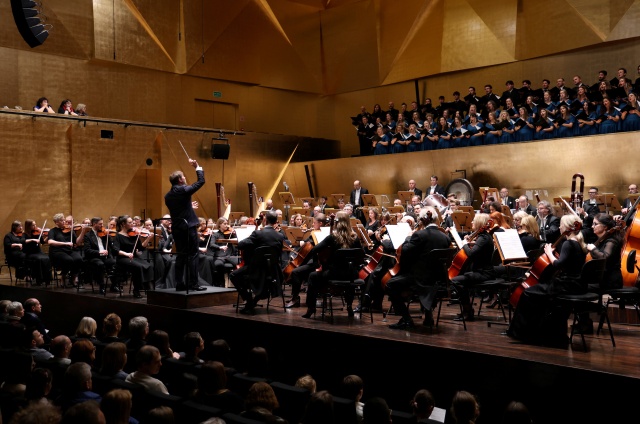 Orkiestra Symfoniczna Filharmonii im. Mieczysława Karłowicza i Chór Politechniki Morskiej w Szczecinie pod batutą Przemysława Neumanna. Fot. Cezary Aszkiełowicz Merry Christmas z Chórem Politechniki Morskiej i Orkiestrą Filharmonii w Szczecinie [ROZMOWA, ZDJĘCIA]