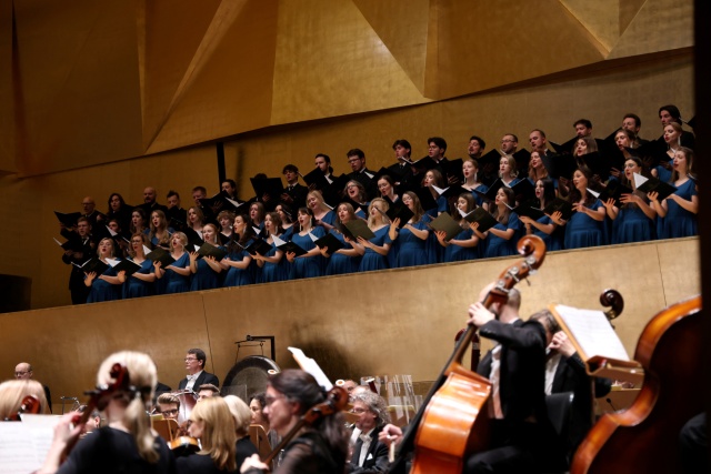 Orkiestra Symfoniczna Filharmonii im. Mieczysława Karłowicza i Chór Politechniki Morskiej w Szczecinie pod batutą Przemysława Neumanna. Fot. Cezary Aszkiełowicz Merry Christmas z Chórem Politechniki Morskiej i Orkiestrą Filharmonii w Szczecinie [ROZMOWA, ZDJĘCIA]