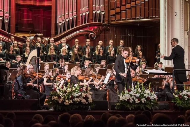 Mateusz Makuch – skrzypek w Filharmonii Narodowej w Warszawie z Orkiestrą Symfoniczną pod dyrekcją Huberta Kowalskiego. Fot. Piotr Babisz, źródło: https://www.facebook.com/photo/?fbid=5684549868263626&set=pb.100001260061601.-2207520000 Mateusz Makuch | Profesor w Stanach koncertmistrzem u Sanah [ROZMOWA z ARTYSTĄ, ZDJĘCIA]