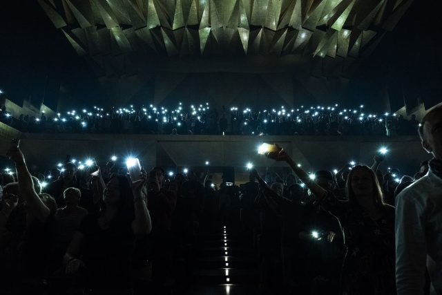 Publiczność koncertu w Złotej Sali Filharmonii im. Mieczysława Karłowicza w Szczecinie na 6. MUSIC.DESIGN.FORM Festival 2023. Fot. Piotr Nykowski Grubson i Abradab „Na szczycie” | 6. MUSIC.DESIGN.FORM Festival 2023 [ROZMOWA, ZDJĘCIA]