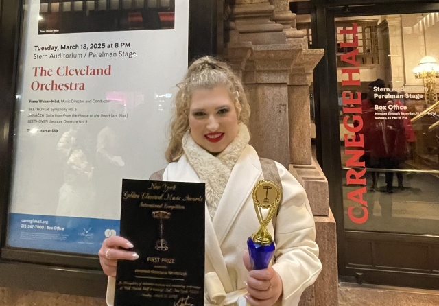 Weronika Włodarczyk – mezzosopranistka przed gmachem Carnegie Hall z laurami Międzynarodowego Konkursu „Golden Classical Music Awards” w Nowym Jorku. Fot. Barbara Włodarczyk Weronika Włodarczyk | „Spełniło się moje największe marzenie. Zadebiutowałam w słynnej nowojorskiej Carnegie Hall...” [ROZMOWA z ARTYSTKĄ, ZDJĘCIA]