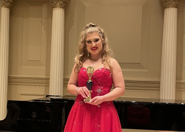 Weronika Włodarczyk – mezzosopranistka w Carnegie Hall z laurem Międzynarodowego Konkursu „Golden Classical Music Awards” w Nowym Jorku. Fot. Materiały prasowe organizatora Weronika Włodarczyk | „Spełniło się moje największe marzenie. Zadebiutowałam w słynnej nowojorskiej Carnegie Hall...” [ROZMOWA z ARTYSTKĄ, ZDJĘCIA]