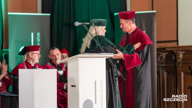 Prof. dr Mariusz Kwiecień dziękuję za laudację dr hab. Joannie Tylkowskiej-Drożdż, prof. AS – dziekan Wydziału Wokalnego Akademii Sztuki w Szczecinie. Fot. Robert Stachnik [Radio Szczecin] Mariusz Kwiecień | „Dla mnie było oczywistym, że będę śpiewał w Metropolitan Opera...” [WYWIAD z ARTYSTĄ, ZDJĘCIA]