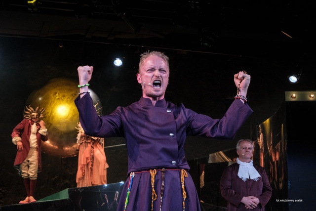 Aleksander Różanek podczas próby do spektaklu „Molière, czyli zmowa świętoszków” w Teatrze Polskim w Szczecinie. Fot. Włodzimierz Piątek, źródło: https://www.facebook.com/photo.php?fbid=987672163400674&id=100064736974799&set=a.562176399283588 Aleksander Różanek [SPOTKANIE z ARTYSTĄ, ZDJĘCIA]