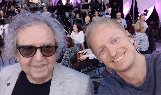 Tadeusz Woźniak (od lewej) i Aleksander Różanek w Warszawie, maj 2024. Fot. Materiały prasowe artysty, źródło: https://www.facebook.com/photo/?fbid=960723356058343&set=pb.100063620614275.-2207520000 Aleksander Różanek [SPOTKANIE z ARTYSTĄ, ZDJĘCIA]