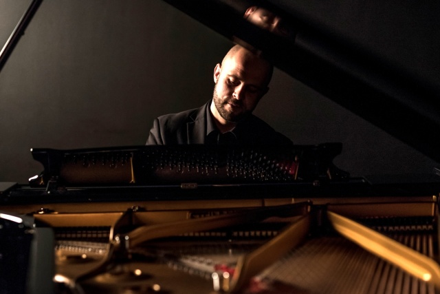 Sławomir Wilk – pianista. Fot. Karolina Kozioł Koncert w 80. rocznicę urodzin i 15. śmierci Mikołaja Szczęsnego [ZAPROSZENIE]