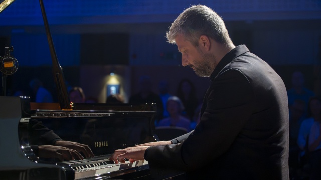 Wojciech Kubica – pianista. Fot. Maciej Papke [Radio Szczecin] Retransmisja koncertu pamięci Mikołaja Szczęsnego. Studio im. Jana Szyrockiego Radia Szczecin [POSŁUCHAJ, ZDJĘCIA]
