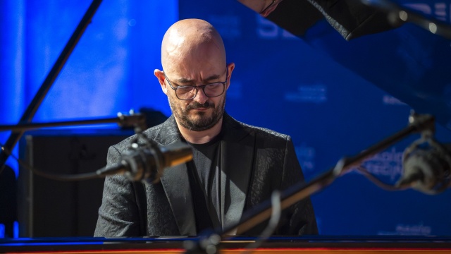 Michał Francuz – pianista. Fot. Maciej Papke [Radio Szczecin] Retransmisja koncertu pamięci Mikołaja Szczęsnego. Studio im. Jana Szyrockiego Radia Szczecin [POSŁUCHAJ, ZDJĘCIA]