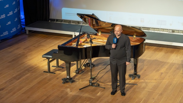 Sławomir Wilk – pianista. Fot. Maciej Papke [Radio Szczecin] Retransmisja koncertu pamięci Mikołaja Szczęsnego. Studio im. Jana Szyrockiego Radia Szczecin [POSŁUCHAJ, ZDJĘCIA]
