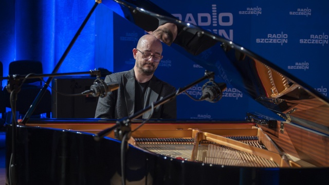Michał Francuz – pianista. Fot. Maciej Papke [Radio Szczecin] Retransmisja koncertu pamięci Mikołaja Szczęsnego. Studio im. Jana Szyrockiego Radia Szczecin [POSŁUCHAJ, ZDJĘCIA]