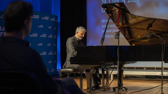 Wojciech Kubica – pianista. Fot. Maciej Papke [Radio Szczecin] Retransmisja koncertu pamięci Mikołaja Szczęsnego. Studio im. Jana Szyrockiego Radia Szczecin [POSŁUCHAJ, ZDJĘCIA]