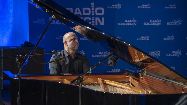 Sławomir Wilk – pianista. Fot. Maciej Papke [Radio Szczecin] Retransmisja koncertu pamięci Mikołaja Szczęsnego. Studio im. Jana Szyrockiego Radia Szczecin [POSŁUCHAJ, ZDJĘCIA]