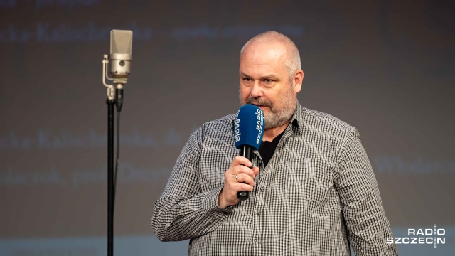 Edmund Gosiewski – rzecznik Stowarzyszenia Odra-Niemen. Fot. Robert Stachnik [Radio Szczecin] Muzyka młodości Karola Szymanowskiego. Retransmisja koncertu. Studio im. Jana Szyrockiego Radia Szczecin [POSŁUCHAJ, ZDJĘCIA]