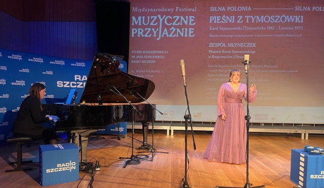 Agnieszka Barańska – fortepian (od lewej) i Iryna Naumenko (sopran) z Akademii Sztuki w Szczecinie. Fot. Sylwia Burnicka-Kalischewska Muzyka młodości Karola Szymanowskiego. Retransmisja koncertu. Studio im. Jana Szyrockiego Radia Szczecin [POSŁUCHAJ, ZDJĘCIA]
