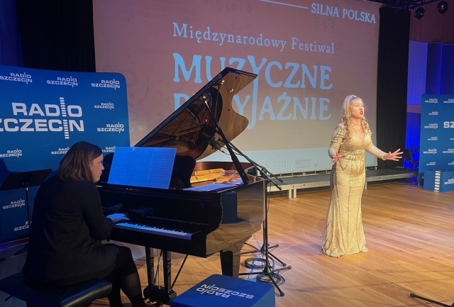 Agnieszka Barańska – fortepian (od lewej) i Weronika Włodarczyk (mezzosopran) z Akademii Sztuki w Szczecinie. Fot. Sylwia Burnicka-Kalischewska Muzyka młodości Karola Szymanowskiego. Retransmisja koncertu. Studio im. Jana Szyrockiego Radia Szczecin [POSŁUCHAJ, ZDJĘCIA]