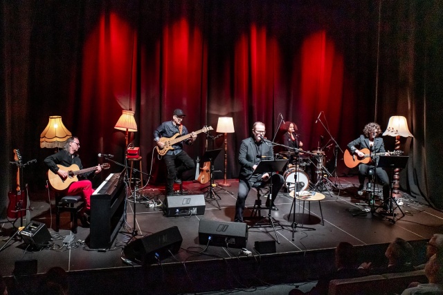 Andrzej „E-moll” Kowalczyk – gitary, instrumenty klawiszowe, śpiew (od lewej), Wojciech Pilichowski (gitara basowa), Artur Żmijewski (śpiew), Shandrelica „Shandy” Casper (perkusja, perkusjonalia, śpiew), Ewa Żmijewska (gitara, śpiew). Fot. Jacek Jastrowicz Artur Żmijewski śpiewa Leonarda Cohena [ROZMOWA z ARTYSTĄ, ZDJĘCIA]